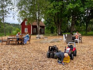 Personer som sitter och äter utomhus