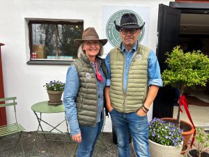 Två glada personer med cowboyhattar