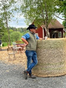 Man som står mot en höbal